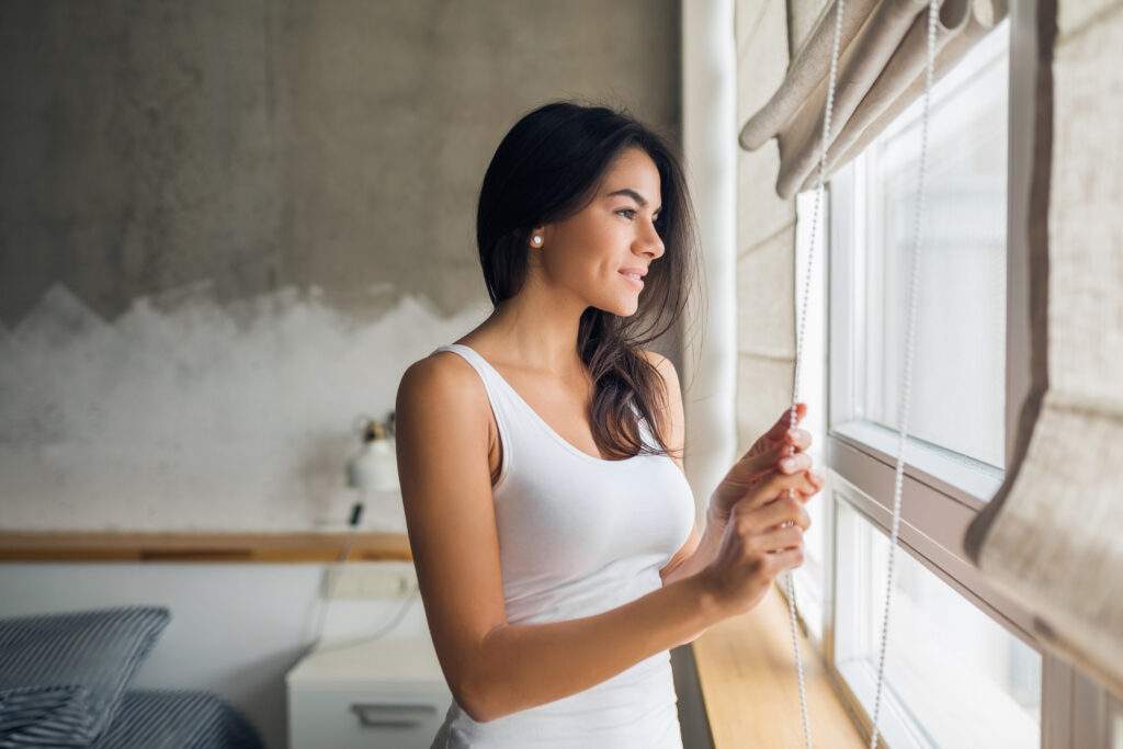 Cortinas o estores: qué opción elegir para cada estancia de la casa