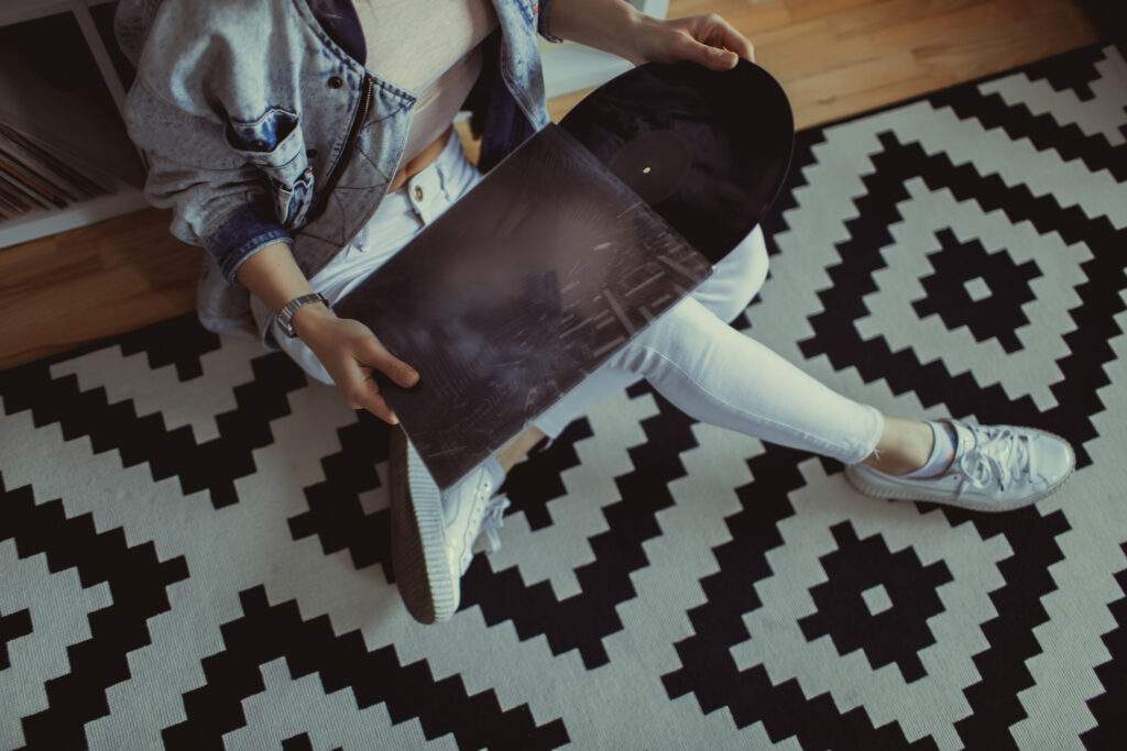 Cómo elegir la alfombra perfecta para el salón según el tamaño, el estilo y el uso diario